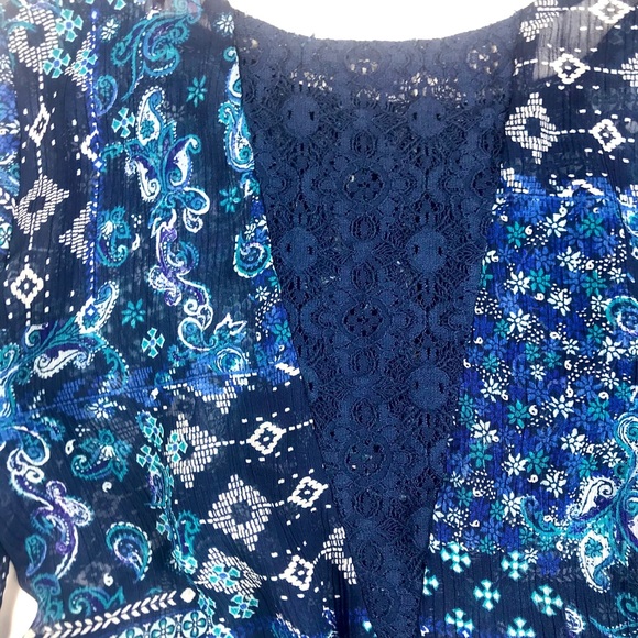 ARIZONA JEANS Sheer Floral Blouse, Blue, Size M - Picture 7 of 8